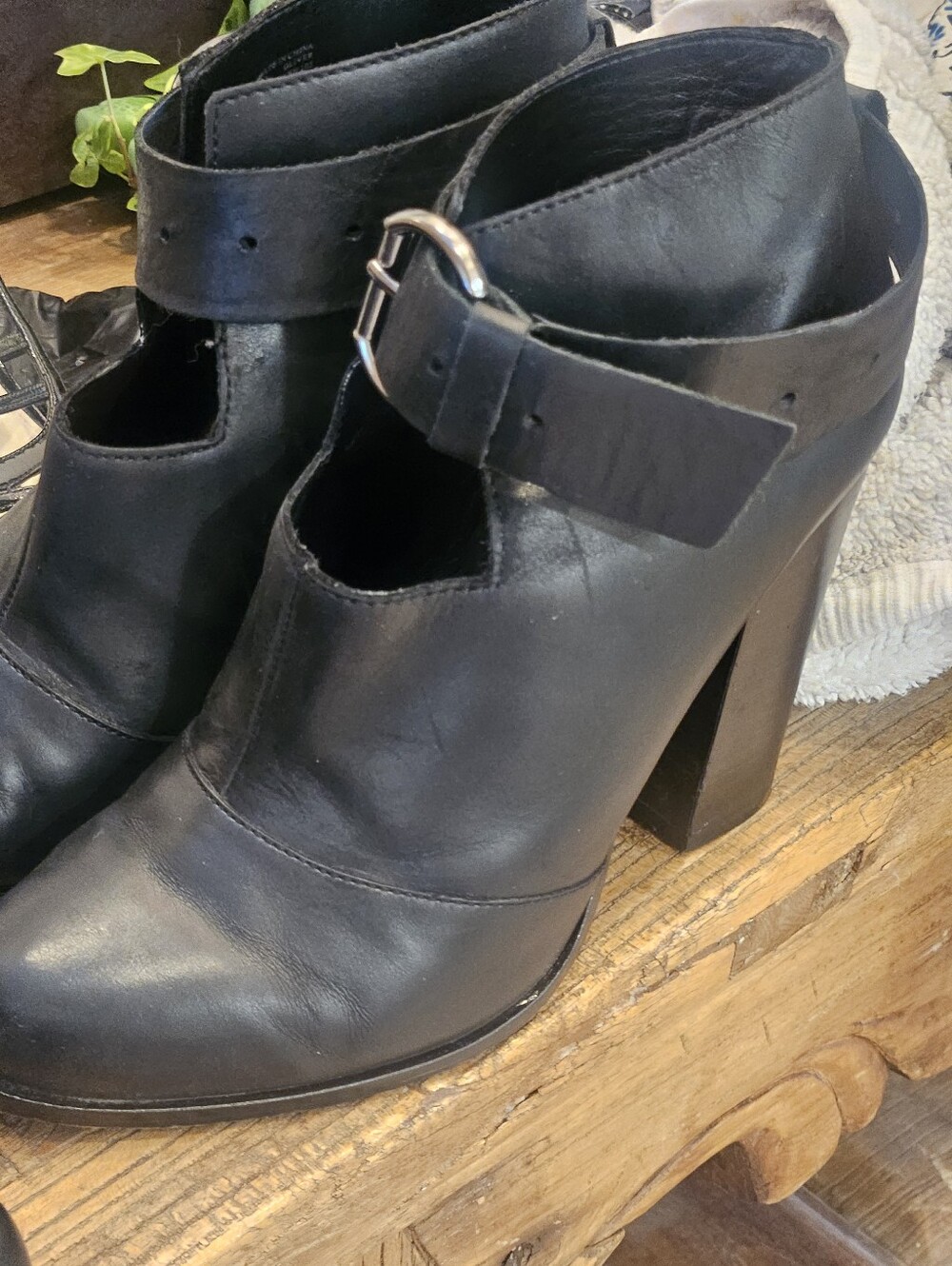 Vintage Max Studio Vero Cuoio Black Leather Cutout Buckle Ankle Bootie Size 7.5